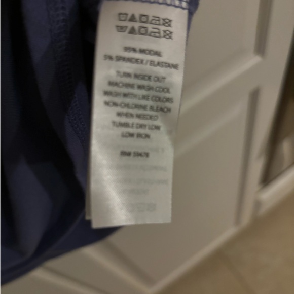 Tahari lavender top. Size PS   25” long and 16. “ pit‎ to pit. - Picture 5 of 7